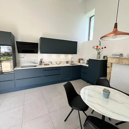 Luxury 1 Bed House With Shared Pool *