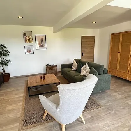 Luxury 1 Bed House With Shared Pool 펜션 *