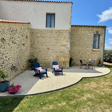 Luxury 1 Bed House With Shared Pool