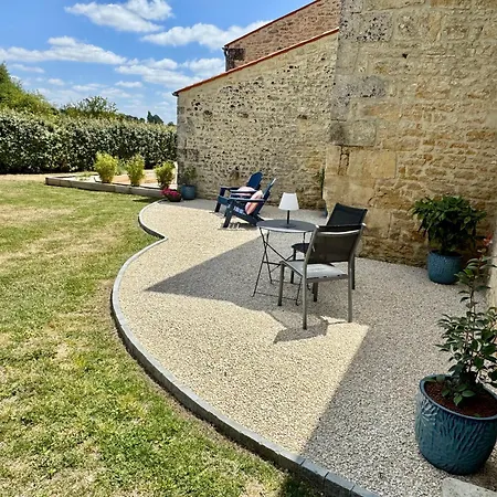 Luxury 1 Bed House With Shared Pool *
