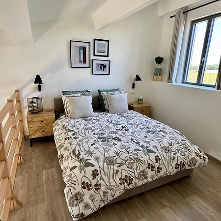 Luxury 1 Bed House With Shared Pool 펜션